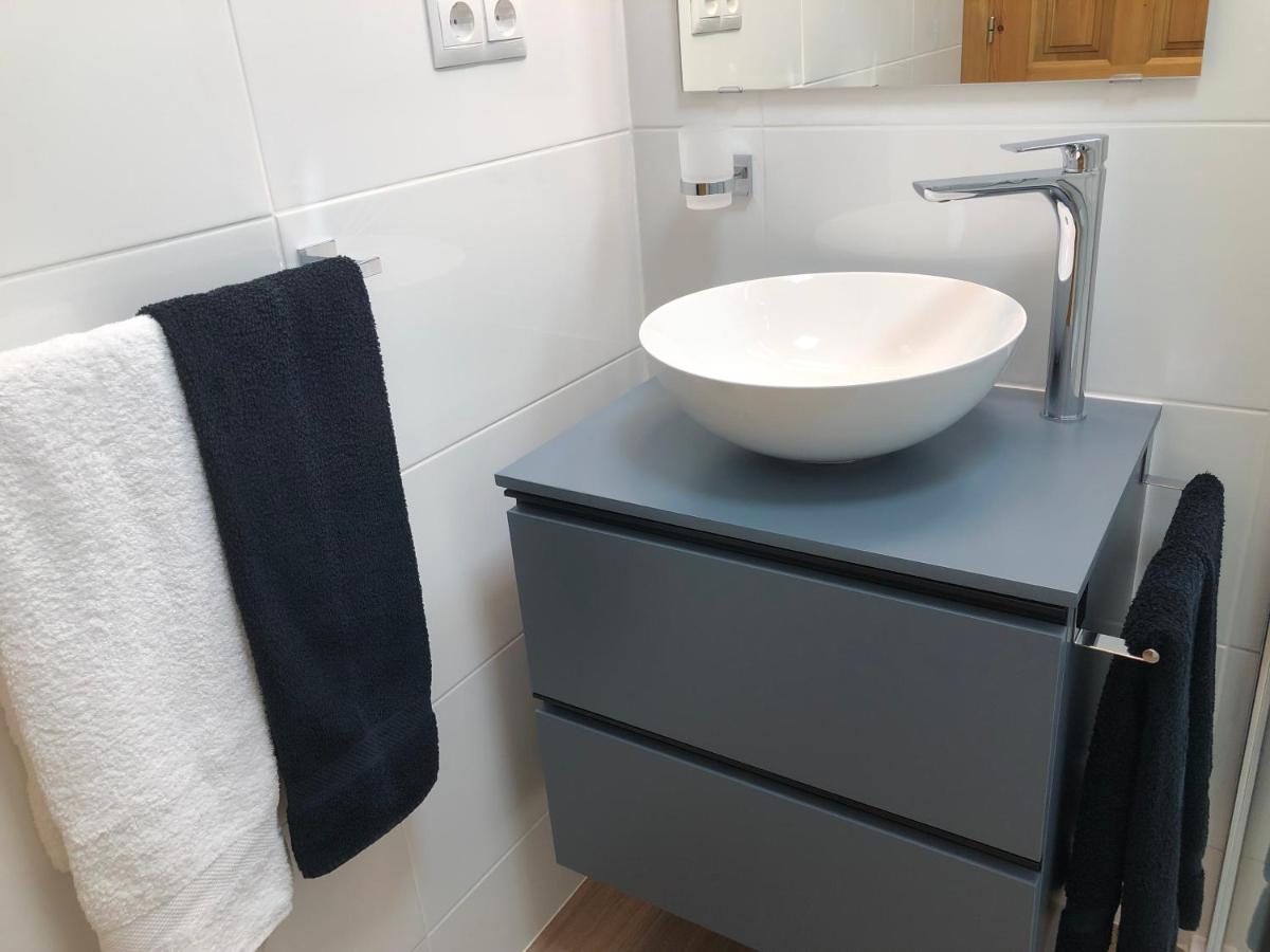 Tweepersoonskamer met 2 Aparte Bedden en Eigen Badkamer